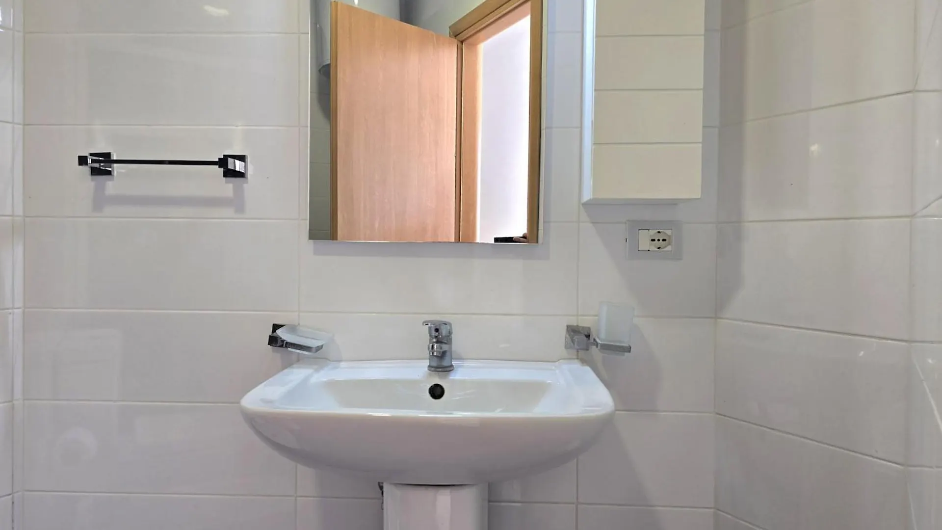 Lägenhet Two-Bedroom Getaway With Sunny Balcony Plazhi San Pietro