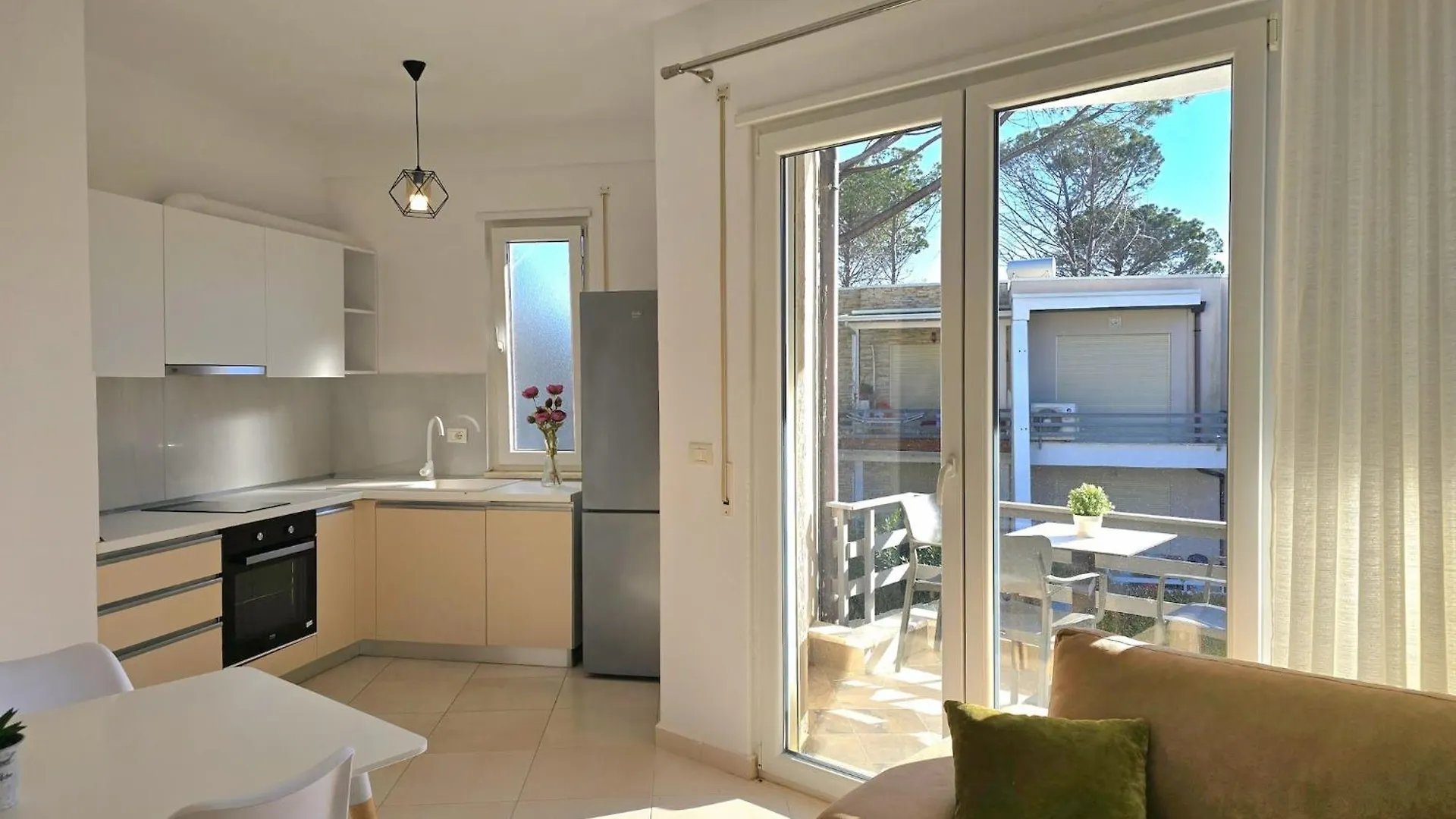 Lägenhet Two-Bedroom Getaway With Sunny Balcony Plazhi San Pietro Albanien