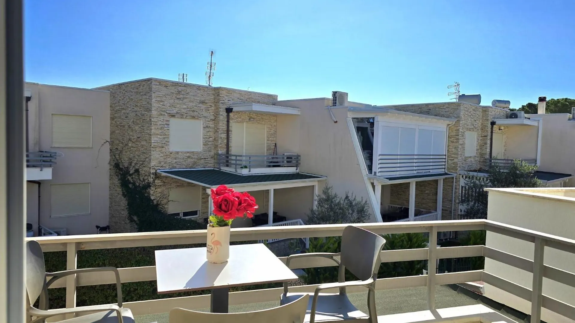 Two-Bedroom Getaway With Sunny Balcony Plazhi San Pietro