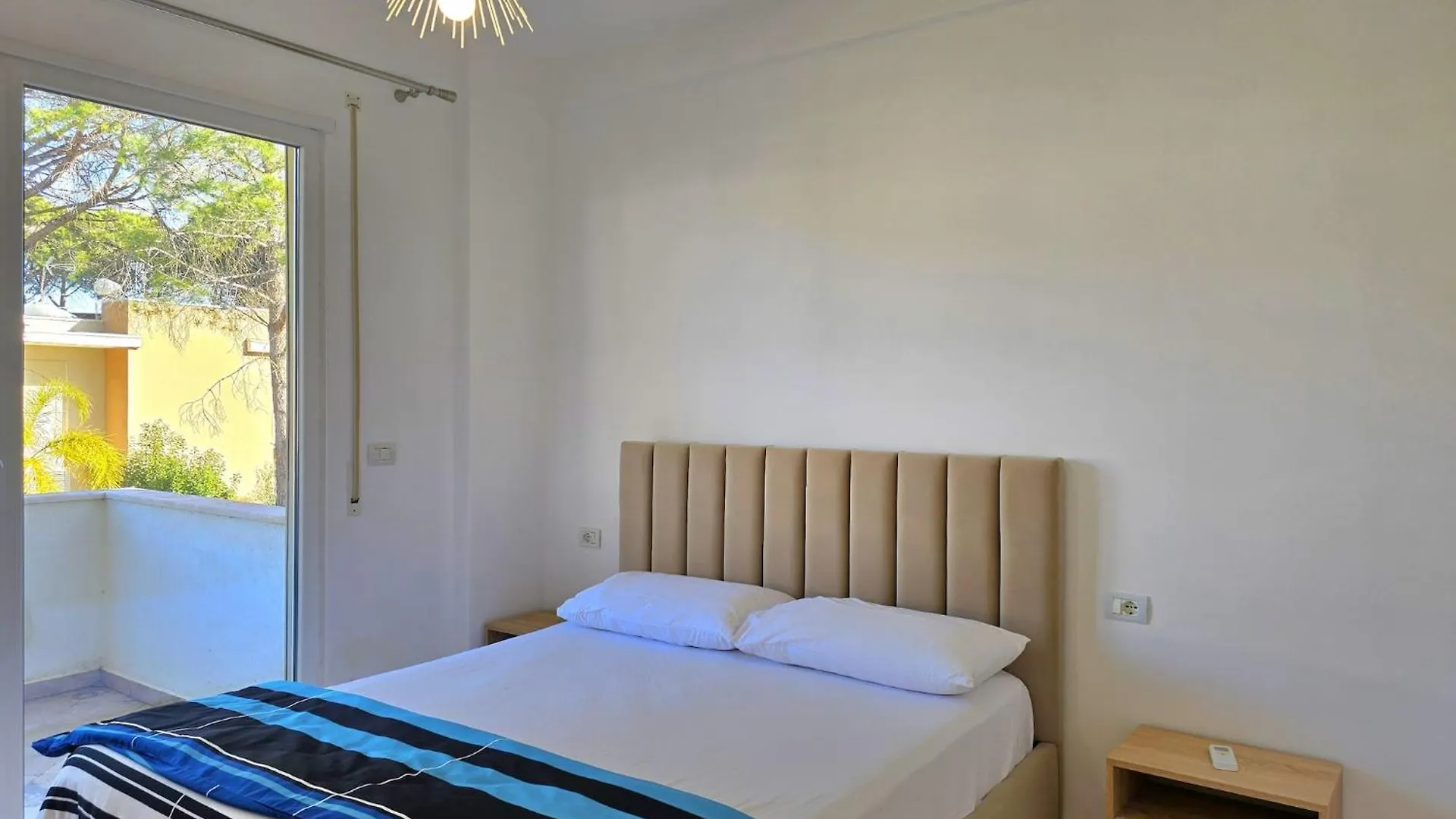 Lägenhet Two-Bedroom Getaway With Sunny Balcony Plazhi San Pietro