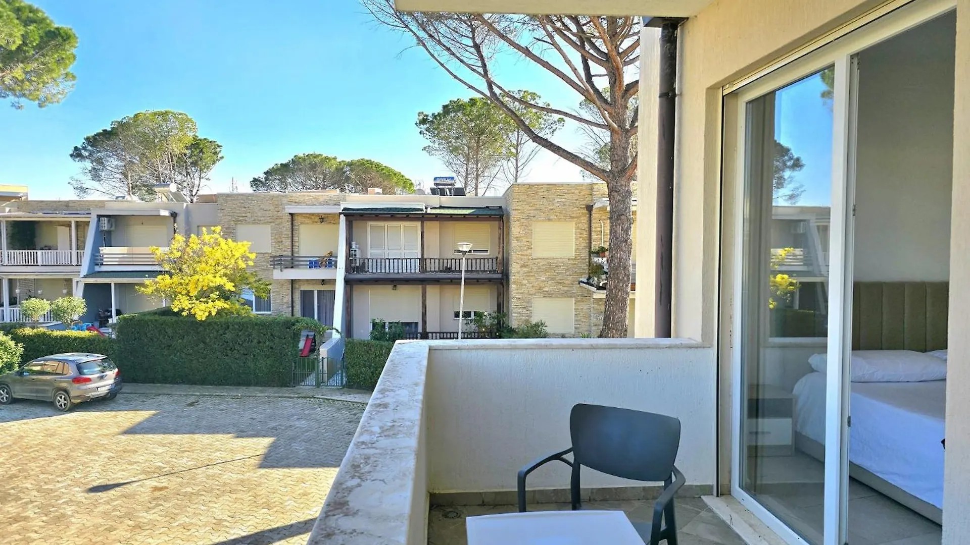 Two-Bedroom Getaway With Sunny Balcony Plazhi San Pietro Lägenhet